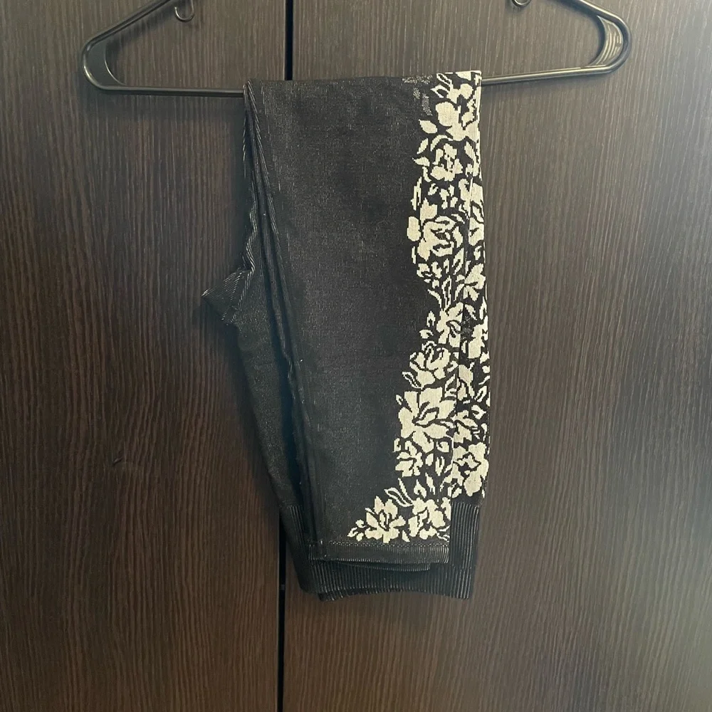 Fabletics seamless black floral jacquard set. Large top, medium bottom - Picture 2 of 5